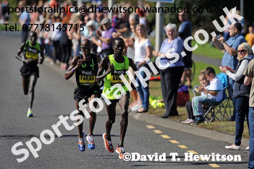 Mo Farah and Mike Kigen lead the mens 2014 BUPA Great North Run. Photo: David T. Hewitson/Sports for All Pics